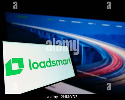 Cellulare con logo della società di tecnologia logistica americana Loadsmart Inc. Sullo schermo di fronte al sito web aziendale. Mettere a fuoco sulla sinistra del display del telefono. Foto Stock