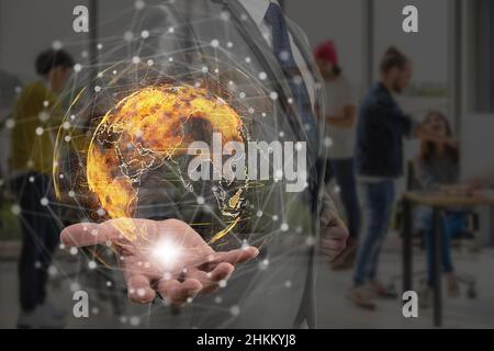 Doppia esposizione della mano dell'uomo d'affari che tiene la terra delle particelle con cerchio di rete di tecnologia sopra la foto sfocata del gruppo dell'autobus asiatico e vario Foto Stock
