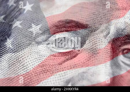 Stati Uniti cento dollari bolletta di denaro. Benjamin Franklin sullo sfondo della bandiera americana. Frammento close-up della bolletta del centinaio di dollari Foto Stock
