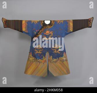 Arte ispirata a Manchu Man's Semiformal Court Robe, cinese, dinastia Qing, 1644-1911, periodo Guangxu, 1875-1908, fine 19th secolo, seta ricamata con fili di seta e metallici, Cina, Asia, Costume & abbigliamento, tessuti, da collo a orlo: 53 9/16 poll. (136 cm, opere classiche modernizzate da Artotop con un tuffo di modernità. Forme, colore e valore, impatto visivo accattivante sulle emozioni artistiche attraverso la libertà delle opere d'arte in modo contemporaneo. Un messaggio senza tempo che persegue una nuova direzione selvaggiamente creativa. Artisti che si rivolgono al supporto digitale e creano l'NFT Artotop Foto Stock