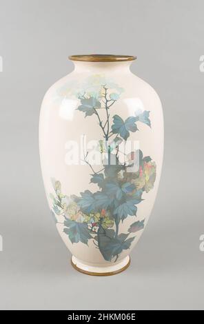 Arte ispirata da Vase con disegno di pianta della mosca della rosa, giapponese, periodo Meiji, 1868-1912, fine 19th-inizio 20th secolo, smalto di cloisonné con i supporti d'argento, made in Japan, Asia, contenitori, smalti, 17 poll. x 9 1/2 poll. (43,2 x 24,1 cm, opere classiche modernizzate da Artotop con un tuffo di modernità. Forme, colore e valore, impatto visivo accattivante sulle emozioni artistiche attraverso la libertà delle opere d'arte in modo contemporaneo. Un messaggio senza tempo che persegue una nuova direzione selvaggiamente creativa. Artisti che si rivolgono al supporto digitale e creano l'NFT Artotop Foto Stock