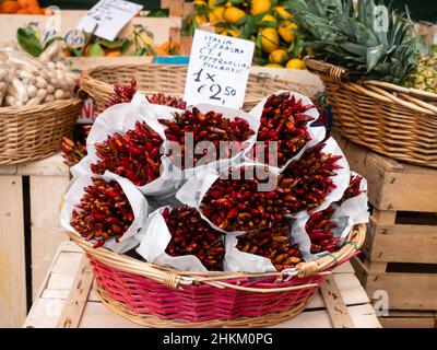 Venezia, Italia - Gennaio 5 2022: Peperoncino Picante Italiano Chili in vendita al mercato agricolo di Rialto, Venezia Foto Stock