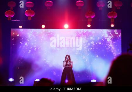 (220205) -- PARIGI, 5 febbraio 2022 (Xinhua) -- la cantante francese Julie Zenatti suona durante la registrazione del concerto "Pace, amicizia, Amore" al Theatre du Gymnase Marie Bell di Parigi, Francia, 26 gennaio 2022. Il primo giorno dell'anno della Tigre, il 1 febbraio 2022 è stato trasmesso sul Monde TV5 della Francia un programma speciale dedicato ai Giochi Olimpici invernali di Pechino e ai Giochi Olimpici di Parigi 2024. Eseguiti da circa 100 artisti cinesi e stranieri, i programmi del concerto di 110 minuti "Pace, amicizia, Amore" sono stati registrati separatamente in Cina e Francia. (Xinhua/Gao Jing) Foto Stock