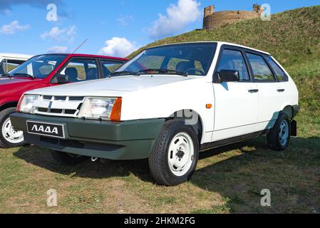 KRONSTADT, RUSSIA - 14 SETTEMBRE 2019: Primo piano della vettura a trazione anteriore sovietica VAZ-2108 (Lada Samara). Festival dell'auto retrò "Fortune 2019" Foto Stock