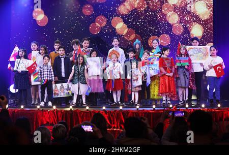 (220205) -- PARIGI, 5 febbraio 2022 (Xinhua) -- il gruppo di corali per bambini dell'UNESCO si esibisce durante la registrazione del concerto "Pace, amicizia, amore" al Theatre du Gymnase Marie Bell di Parigi, Francia, 26 gennaio 2022. Il primo giorno dell'anno della Tigre, il 1 febbraio 2022 è stato trasmesso sul Monde TV5 della Francia un programma speciale dedicato ai Giochi Olimpici invernali di Pechino e ai Giochi Olimpici di Parigi 2024. Eseguiti da circa 100 artisti cinesi e stranieri, i programmi del concerto di 110 minuti "Pace, amicizia, Amore" sono stati registrati separatamente in Cina e Francia. (Xinhua/Gao Jing) Foto Stock