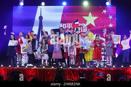 (220205) -- PARIGI, 5 febbraio 2022 (Xinhua) -- il gruppo di corali per bambini dell'UNESCO si esibisce durante la registrazione del concerto "Pace, amicizia, amore" al Theatre du Gymnase Marie Bell di Parigi, Francia, 26 gennaio 2022. Il primo giorno dell'anno della Tigre, il 1 febbraio 2022 è stato trasmesso sul Monde TV5 della Francia un programma speciale dedicato ai Giochi Olimpici invernali di Pechino e ai Giochi Olimpici di Parigi 2024. Eseguiti da circa 100 artisti cinesi e stranieri, i programmi del concerto di 110 minuti "Pace, amicizia, Amore" sono stati registrati separatamente in Cina e Francia. (Xinhua/Gao Jing) Foto Stock