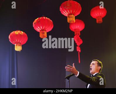 (220205) -- PARIGI, 5 febbraio 2022 (Xinhua) -- il tenore italiano Luca Sannai esegue 'o Sole Mio' durante la registrazione del concerto 'Pace, amicizia, Amore' al Theatre du Gymnase Marie Bell di Parigi, Francia, 26 gennaio 2022. Il primo giorno dell'anno della Tigre, il 1 febbraio 2022 è stato trasmesso sul Monde TV5 della Francia un programma speciale dedicato ai Giochi Olimpici invernali di Pechino e ai Giochi Olimpici di Parigi 2024. Eseguiti da circa 100 artisti cinesi e stranieri, i programmi del concerto di 110 minuti "Pace, amicizia, Amore" sono stati registrati separatamente in Cina e Francia. (Xinhua/Gao Jing) Foto Stock