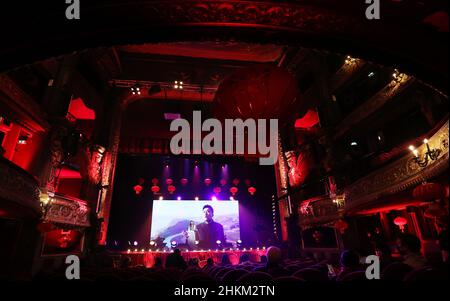 (220205) -- PARIGI, 5 febbraio 2022 (Xinhua) -- la cantante francese Nathasha St-Pier (sul palco) suona durante la registrazione del concerto "Pace, amicizia, Amore" al Theatre du Gymnase Marie Bell di Parigi, Francia, 26 gennaio 2022. Il primo giorno dell'anno della Tigre, il 1 febbraio 2022 è stato trasmesso sul Monde TV5 della Francia un programma speciale dedicato ai Giochi Olimpici invernali di Pechino e ai Giochi Olimpici di Parigi 2024. Eseguiti da circa 100 artisti cinesi e stranieri, i programmi del concerto di 110 minuti "Pace, amicizia, Amore" sono stati registrati separatamente in Cina e Francia. (Xinhua/Gao Jing) Foto Stock