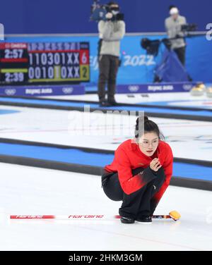Pechino, Cina. 5th Feb 2022. Fan Suyuan della Cina compete durante il curling misto raddoppia round robin evento delle Olimpiadi invernali di Pechino 2022 tra la Cina e gli Stati Uniti al National Aquatics Center di Pechino, capitale della Cina, 5 febbraio 2022. Credit: Wang Jingqiang/Xinhua/Alamy Live News Foto Stock