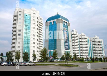 SHALI, RUSSIA - 29 SETTEMBRE 2021: Vista del moderno complesso cittadino di Shali in una mattinata nuvolosa di settembre. Repubblica cecena Foto Stock