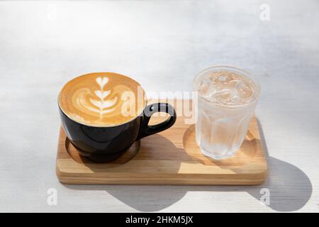 Cappuccino fresco con belle latte art a forma di cuore. Foto Stock