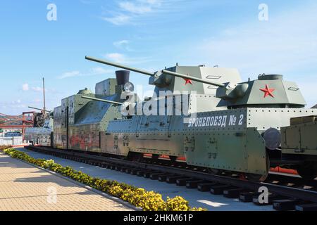 KAMENSK-SHAKHTINSKY, RUSSIA - 04 OTTOBRE 2021: Modello di ricostruzione del treno blindato sovietico nella mostra del Parco Patriot in una giornata di sole Foto Stock