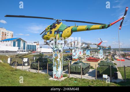 KAMENSK-SHAKHTINSKY, RUSSIA - 04 OTTOBRE 2021: Elicottero sovietico polifunzionale mi-2 sullo sfondo dell'esposizione del Museo dell'equi militare Foto Stock