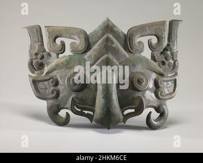 Arte ispirata da Appliqué in forma di maschera zoomorfa, cinese, dinastia Zhou occidentale, 1050-771 AC, 10th secolo AC, Bronze, Taiyuan, provincia dello Shanxi, Cina, Asia, Metallo, altezza lungo l'asse verticale centrale: 10 15/16" (27,8 cm, opere classiche modernizzate da Artotop con un tuffo di modernità. Forme, colore e valore, impatto visivo accattivante sulle emozioni artistiche attraverso la libertà delle opere d'arte in modo contemporaneo. Un messaggio senza tempo che persegue una nuova direzione selvaggiamente creativa. Artisti che si rivolgono al supporto digitale e creano l'NFT Artotop Foto Stock