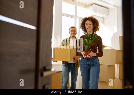 Coppia sul giorno mobile che trasporta le scatole di cartone Foto Stock