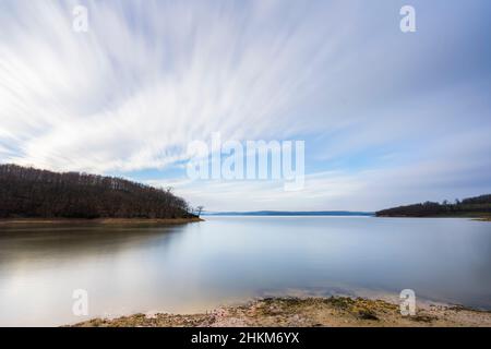 Scena invernale natura su un lago in Turchia. Questo lago è molto vicino a Istanbul e offre spettacolari vedute della natura. Foto Stock