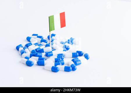 Compresse. Capsule medicinali su sfondo bianco. farmacie nel paese. Medicinali nello stato. Un sacco di capsule per il trattamento. Rete farmaceutica Foto Stock