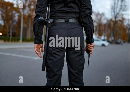 Sezione centrale spara poliziotto con vista posteriore walkie-talkie Foto Stock