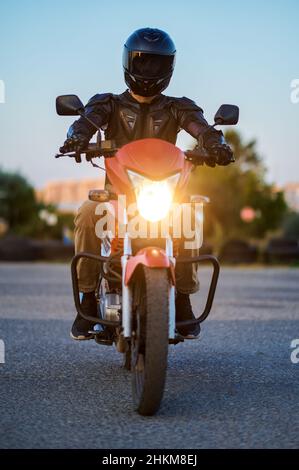 Lo studente pone su moto, scuola di moto Foto Stock