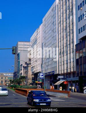 ZONA CENTRO CON CIRCULACION-EDITIOS MODERNOS CON IMITACION DE GALERIAS - FOTO AÑOS 90. Ubicazione: ESTERNO. LA CORUNA. A CORUÑA. SPAGNA. Foto Stock