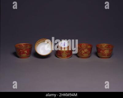 Arte ispirata da set di cinque Teacups per tè stufato (sencha), Eiraku Hozen, giapponese, 1795-1854, Edo periodo, 1615-1868, metà del 19th secolo, porcellane con smalti, smalti e foglie d'oro, fabbricate a Kyoto, prefettura di Kyoto, Giappone, Asia, Ceramica, ogni teacup: 1 1/2 x 2 1/4, opere classiche modernizzate da Artotop con un tuffo di modernità. Forme, colore e valore, impatto visivo accattivante sulle emozioni artistiche attraverso la libertà delle opere d'arte in modo contemporaneo. Un messaggio senza tempo che persegue una nuova direzione selvaggiamente creativa. Artisti che si rivolgono al supporto digitale e creano l'NFT Artotop Foto Stock