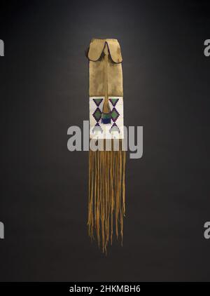 Arte ispirata da Pipe Bag, Niitsitapi (Blackfeet), o Cree, c.1880, pelle conciata, Perline di semi di vetro e filo di ottone, Stati Uniti, Nord e America centrale, Canada, Nord e America centrale, contenitori, 33 x 5 3/8 poll. (83,8 x 13,7 cm, opere classiche modernizzate da Artotop con un tuffo di modernità. Forme, colore e valore, impatto visivo accattivante sulle emozioni artistiche attraverso la libertà delle opere d'arte in modo contemporaneo. Un messaggio senza tempo che persegue una nuova direzione selvaggiamente creativa. Artisti che si rivolgono al supporto digitale e creano l'NFT Artotop Foto Stock