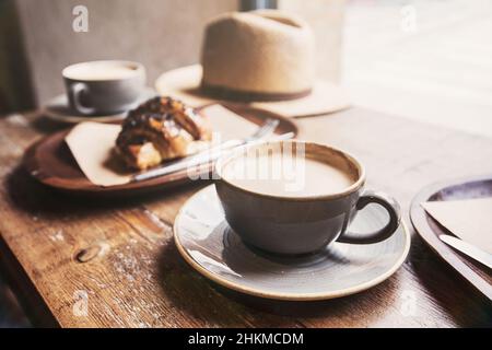 Prima colazione, tazze di caffè e croissant fresco su un tavolo in una caffetteria. Viaggi, vacanze, cibo locale, stile di vita, divertimento estivo, goditi il concetto di vita Foto Stock