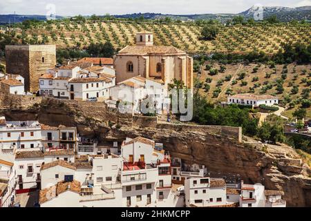 Setenil de las Bodegas villaggio, uno dei villaggi bianchi (Pueblos Blancos) di Andalusia, Spagna Foto Stock