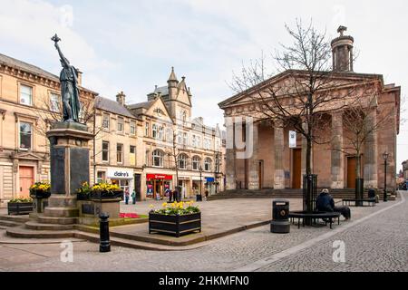 High Street Moray Elgin Scozia con il Memoriale di guerra a sinistra e San Giles chiesa a destra Foto Stock