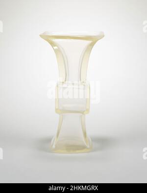 Arte ispirata da Vase sotto forma di antico vaso rituale di bronzo (GU), cinese, dinastia Qing, 1644-1911, periodo Yongzheng, 1723-1735, inizio 18th secolo, vetro, made in Beijing, Cina, Asia, contenitori, vetreria, 7 x 3 3/4 poll. (17,8 x 9,5 cm, opere classiche modernizzate da Artotop con un tuffo di modernità. Forme, colore e valore, impatto visivo accattivante sulle emozioni artistiche attraverso la libertà delle opere d'arte in modo contemporaneo. Un messaggio senza tempo che persegue una nuova direzione selvaggiamente creativa. Artisti che si rivolgono al supporto digitale e creano l'NFT Artotop Foto Stock