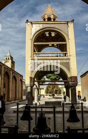 Isfahan, Nor Julfa, Iran, 16 novembre 2021: Facciata posteriore del campanile indipendente della Cattedrale di Cristo Salvatore, che domina la tomba Foto Stock