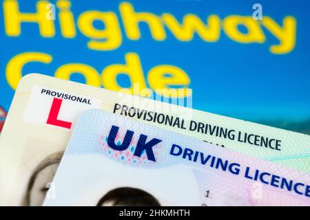 Patente di guida del Regno Unito. Le carte di licenza provvisorie e complete sono collocate sul libretto dei codici dell'autostrada. Stafford, Regno Unito, 30 gennaio 2022. Foto Stock