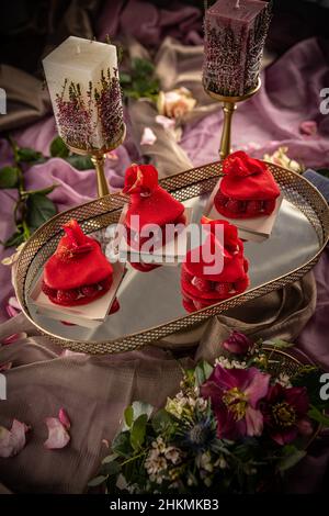 Torta ispahan macaron a forma di cuore con rose, lychee e lamponi Foto Stock