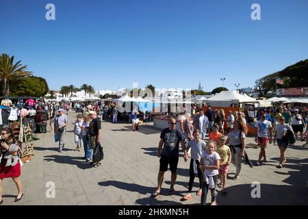 Gli amanti dello shopping al vivace mercato domenicale Teguise Lanzarote Isole Canarie Spagna Foto Stock