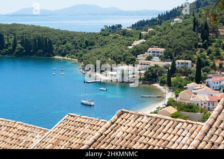 Bella baia con spiaggia nel villaggio di Kalami, isola di Corfù, Grecia Foto Stock