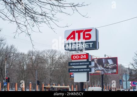 Kropyvnytskyi, Ucraina. Dicembre 29. 2021. Pubblicità indipendente segno del mercato ATB, in inverno sullo sfondo di un vero e proprio ambiente urbano. Foto Stock