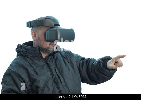 Un uomo che indossa occhiali vr punta il dito in avanti. Foto Stock