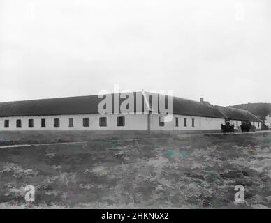 Arte ispirata dal carcere di Convict, Isola delle Pine, Noumea, studio Burton Brothers, studio fotografico, 1899, Dunedin, fotografia in bianco e nero, Clearing con un grande edificio coloniale a un piano con tetto di tegole. Una strada in alto a destra in basso a sinistra con due carrozze trainate da cavalli a destra, opere classiche modernizzate da Artotop con un tuffo di modernità. Forme, colore e valore, impatto visivo accattivante sulle emozioni artistiche attraverso la libertà delle opere d'arte in modo contemporaneo. Un messaggio senza tempo che persegue una nuova direzione selvaggiamente creativa. Artisti che si rivolgono al supporto digitale e creano l'NFT Artotop Foto Stock