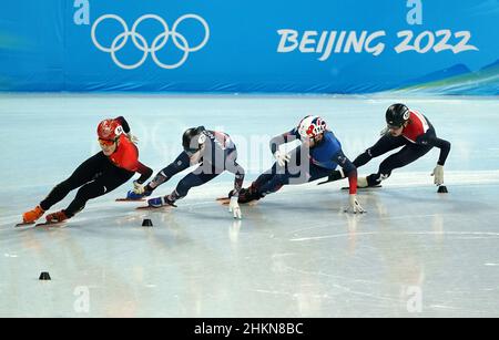 La Gran Bretagna Farrell Treacy (seconda a destra) in azione durante il secondo caldo della pista corta maschile di 1000 metri Speed Skating il giorno uno dei Giochi Olimpici invernali di Pechino 2022 al Capital Indoor Stadium, Pechino, Cina. Data foto: Sabato 5 febbraio 2022. Foto Stock