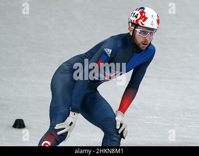 Il Farrell Treacy della Gran Bretagna reagisce dopo il secondo caldo dei 1000 metri di pista corta da uomo Speed Skating il giorno uno dei Giochi Olimpici invernali di Pechino 2022 al Capital Indoor Stadium, Pechino, Cina. Data foto: Sabato 5 febbraio 2022. Foto Stock