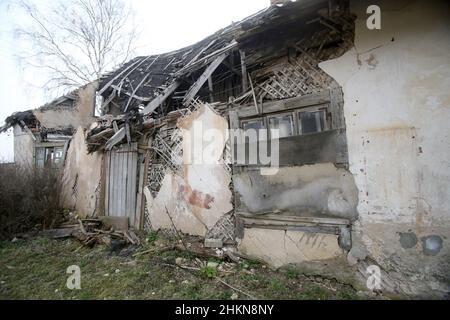 Un'antica casa deserta e abbandonata nel villaggio lituano Foto Stock