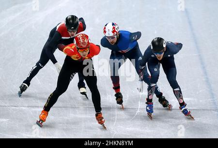 La Gran Bretagna Farrell Treacy (seconda a destra) in azione durante il secondo caldo della pista corta maschile di 1000 metri Speed Skating il giorno uno dei Giochi Olimpici invernali di Pechino 2022 al Capital Indoor Stadium, Pechino, Cina. Data foto: Sabato 5 febbraio 2022. Foto Stock