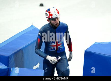 Il Farrell Treacy della Gran Bretagna reagisce dopo il secondo caldo dei 1000 metri di pista corta da uomo Speed Skating il giorno uno dei Giochi Olimpici invernali di Pechino 2022 al Capital Indoor Stadium, Pechino, Cina. Data foto: Sabato 5 febbraio 2022. Foto Stock