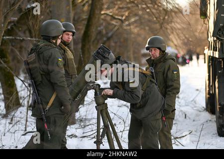 Pripyat, Ucraina. 04th Feb 2022. I soldati della Guardia Nazionale Ucraina si preparano a sparare un mortaio durante un esercizio di guerra urbana tenuto nel villaggio di Pripyat vicino al confine bielorusso dal Ministero degli Affari interni ucraino, mentre le forze russe continuano a mobilitarsi sui confini del paese il 4 febbraio 2022 a Pripyat, Ucraina. (Foto di Justin Yau/Sipa USA) Credit: Sipa USA/Alamy Live News Credit: Sipa USA/Alamy Live News Foto Stock