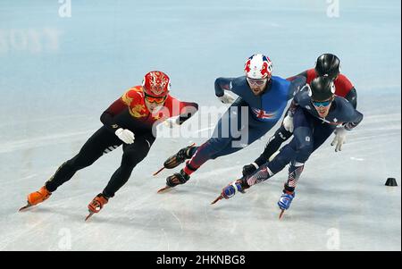 La Gran Bretagna Farrell Treacy (seconda a sinistra) in azione durante il secondo caldo della pista corta uomo di 1000 metri Speed Skating il giorno uno dei Giochi Olimpici invernali di Pechino 2022 al Capital Indoor Stadium, Pechino, Cina. Data foto: Sabato 5 febbraio 2022. Foto Stock