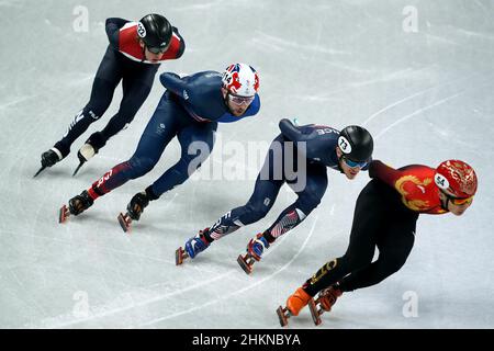 La Gran Bretagna Farrell Treacy (seconda a sinistra) in azione durante il secondo caldo della pista corta uomo di 1000 metri Speed Skating il giorno uno dei Giochi Olimpici invernali di Pechino 2022 al Capital Indoor Stadium, Pechino, Cina. Data foto: Sabato 5 febbraio 2022. Foto Stock