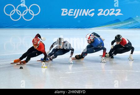 La Gran Bretagna Farrell Treacy (seconda a destra) in azione durante il secondo caldo della pista corta maschile di 1000 metri Speed Skating il giorno uno dei Giochi Olimpici invernali di Pechino 2022 al Capital Indoor Stadium, Pechino, Cina. Data foto: Sabato 5 febbraio 2022. Foto Stock