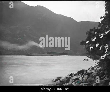 Arte ispirata a Pango-Pango (sic) Harbour - Samoa, studio Burton Brothers, studio fotografico, luglio 1884, Dunedin, Fotografia in bianco e nero, prefore Rocky con fogliame in primo piano a destra, mare con nave e imbuto a due alberi, fumo che sgocciola da esso, di fronte a destra. Ladder Down on, opere classiche modernizzate da Artotop con un tuffo di modernità. Forme, colore e valore, impatto visivo accattivante sulle emozioni artistiche attraverso la libertà delle opere d'arte in modo contemporaneo. Un messaggio senza tempo che persegue una nuova direzione selvaggiamente creativa. Artisti che si rivolgono al supporto digitale e creano l'NFT Artotop Foto Stock