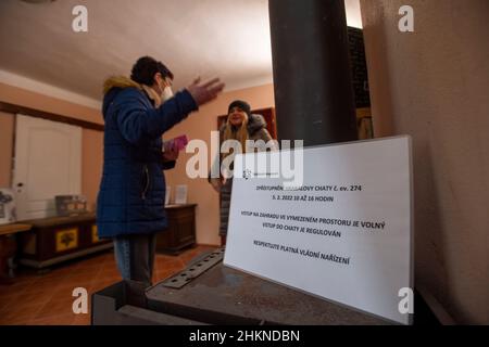 Hradistko, Repubblica Ceca. 05th Feb 2022. Le persone visitano il cottage del famoso scrittore ceco Bohumil Hrabal in Kersko cottage insediamento in Hradistko, Repubblica Ceca, che è stato eccezionalmente aperto al pubblico in occasione del suo 25th anniversario di morte il 5 febbraio 2022. Credit: Josef Vostarek/CTK Photo/Alamy Live News Foto Stock