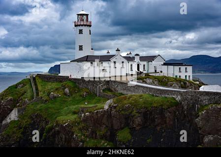 Fanad Head Lighthouse, Donegal, Irlanda, votato come uno dei più bei fari del mondo. Foto Stock